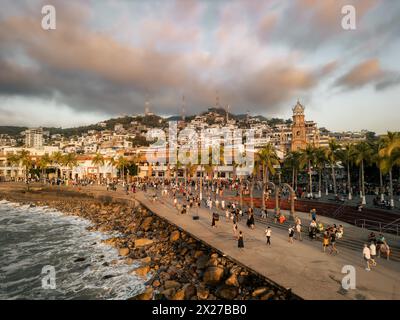 Fin de la promenade où les gens marchent vu de la vue aérienne. el Malecon Puerto Vallarta Mexique. Banque D'Images