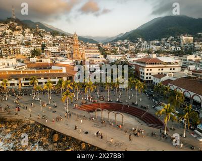 Église, los arcos, et amphithéâtre vu de la vue aérienne avec el Malecon ci-dessous à Puerto Vallarta Mexique. Banque D'Images