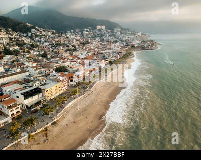 Vagues s'écrasant sur le rivage au coucher du soleil vu de la vue aérienne d'el Malecon Puerto Vallarta Mexique. Banque D'Images