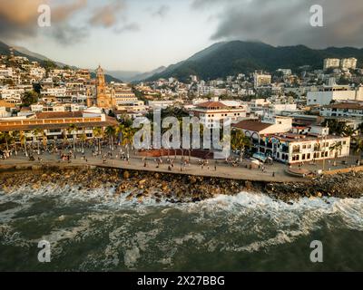 Vue large de l'église, los arcos, et amphithéâtre vu de la vue aérienne avec el Malecon ci-dessous à Puerto Vallarta. Banque D'Images