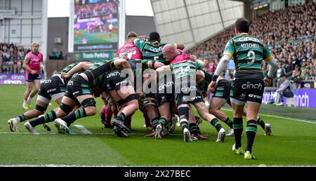 Northampton, Royaume-Uni. 20 avril 2024. Match action pendant le match entre les Northampton Saints et les Leicester Tigers au Cinch Stadium Franklin's Gardens. Northampton crédit : PATRICK ANTHONISZ/Alamy Live News Banque D'Images