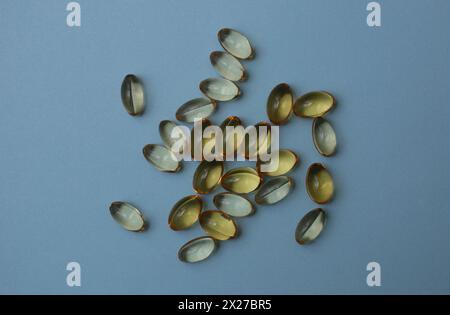 Gros plan de capsules remplies d'huile adaptées pour : huile de poisson, oméga 3, oméga 9, vitamine A, vitamine d, vitamine D3, vitamine E. Banque D'Images