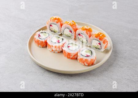 Livraison de sushis. Ensemble de rouleaux dans une boîte jetable sur un fond noir Banque D'Images