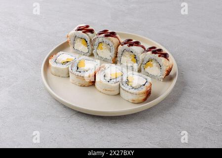 Livraison de sushis. Ensemble de rouleaux dans une boîte jetable sur un fond noir Banque D'Images