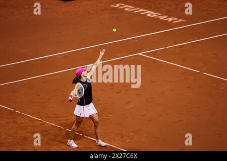 Stuttgart, Bade-Wuerttemberg, Allemagne. 20 avril 2024. IgA Swiatek (POL) sert au cours du 47. Porsche Tennis Grand Prix Stuttgart - WTA500 (crédit image : © Mathias Schulz/ZUMA Press Wire) USAGE ÉDITORIAL SEULEMENT! Non destiné à UN USAGE commercial ! Banque D'Images