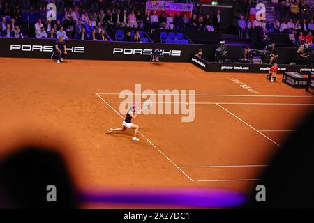 Stuttgart, Bade-Wuerttemberg, Allemagne. 20 avril 2024. IgA Swiatek (POL) sert au cours du 47. Porsche Tennis Grand Prix Stuttgart - WTA500 (crédit image : © Mathias Schulz/ZUMA Press Wire) USAGE ÉDITORIAL SEULEMENT! Non destiné à UN USAGE commercial ! Banque D'Images