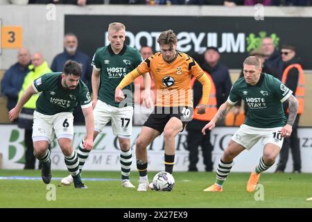 Jack Lancaster (10 Cambridge United) contrôle le ballon lors du match de Sky Bet League 1 entre Cambridge United et Derby County au Cledara Abbey Stadium, Cambridge le samedi 20 avril 2024. (Photo : Kevin Hodgson | mi News) crédit : MI News & Sport /Alamy Live News Banque D'Images