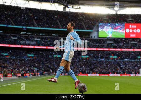 Londres, Royaume-Uni. 20 avril 2024. Bernardo Silva de Manchester City fête avec après avoir marqué le 1er but de son équipe. L'Emirates FA Cup, demi-finale, Manchester City v Chelsea au stade de Wembley à Londres le samedi 20 avril 2024. Usage éditorial exclusif. photo par Andrew Orchard/Andrew Orchard photographie sportive/Alamy Live News crédit : Andrew Orchard photographie sportive/Alamy Live News Banque D'Images