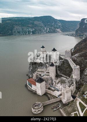 Vue aérienne de la forteresse de Golubac en Serbie Banque D'Images