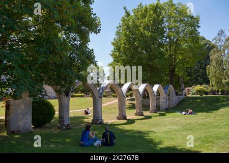 Compiègne France - mai 27 2020 : ruines du couvent des Jacobins situé dans le parc des Songeons dans le centre-ville. Banque D'Images