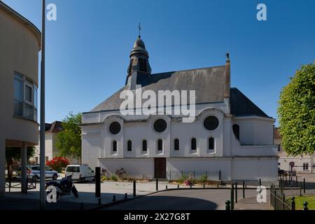 Compiègne, France - mai 27 2020 : la chapelle Saint-Louis est située sur la place de la Croix Blanche en face du commissariat municipal. Banque D'Images