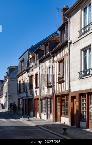 Compiègne, France - mai 27 2020 : maisons de ville à colombages dans la rue de Paris. Banque D'Images
