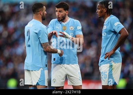 LONDRES, Royaume-Uni - 20 avril 2024 : Ruben Dias de Manchester City parle à ses coéquipiers Kyle Walker et Manuel Akanji lors de la demi-finale de la Coupe de FA des Emirates entre Manchester City FC et Chelsea FC au stade de Wembley (crédit : Craig Mercer/ Alamy Live News) Banque D'Images