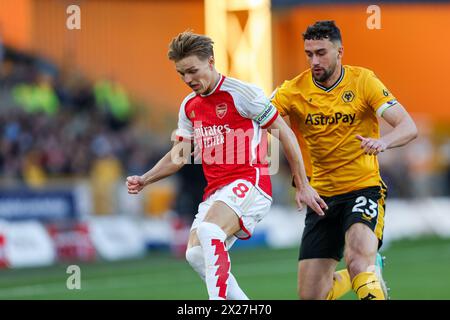 Wolverhampton, Royaume-Uni. 20 avril 2024. Martin Odegaard d'Arsenal et Max Kilman des Wolves en action lors du match de premier League entre Wolverhampton Wanderers et Arsenal à Molineux, Wolverhampton, Angleterre le 20 avril 2024. Photo de Stuart Leggett. Utilisation éditoriale uniquement, licence requise pour une utilisation commerciale. Aucune utilisation dans les Paris, les jeux ou les publications d'un club/ligue/joueur. Crédit : UK Sports pics Ltd/Alamy Live News Banque D'Images