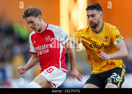 Wolverhampton, Royaume-Uni. 20 avril 2024. Martin Odegaard d'Arsenal et Max Kilman des Wolves en action lors du match de premier League entre Wolverhampton Wanderers et Arsenal à Molineux, Wolverhampton, Angleterre le 20 avril 2024. Photo de Stuart Leggett. Utilisation éditoriale uniquement, licence requise pour une utilisation commerciale. Aucune utilisation dans les Paris, les jeux ou les publications d'un club/ligue/joueur. Crédit : UK Sports pics Ltd/Alamy Live News Banque D'Images