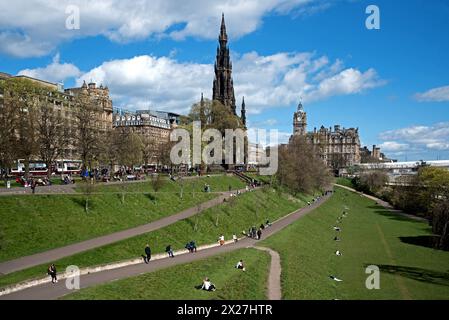 Vue sur les jardins d'East Princes Street à Édimbourg par un après-midi paisible de printemps. Banque D'Images