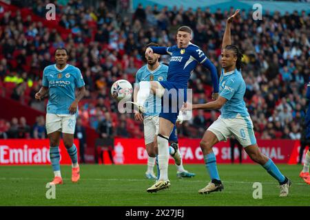 Londres, Royaume-Uni. 20 avril 2024. Cole Palmer de Chelsea manque le ballon sous la pression de Nathan Aké de Manchester City lors de la demi-finale de la FA Cup entre Manchester City et Chelsea au stade de Wembley, Londres, Angleterre, le 20 avril 2024. Photo de Salvio Calabrese. Utilisation éditoriale uniquement, licence requise pour une utilisation commerciale. Aucune utilisation dans les Paris, les jeux ou les publications d'un club/ligue/joueur. Crédit : UK Sports pics Ltd/Alamy Live News Banque D'Images