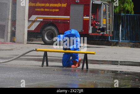 Gurugram, Inde. 20 avril 2024. GURUGRAM, INDE - 20 AVRIL : les pompiers montrent leurs compétences lors d'un exercice de simulation d'incendie le dernier jour de la semaine de la sécurité incendie à la caserne de pompiers du secteur 29 près de la station de métro Millennium City Center, le 20 avril 2024 à Gurugram, en Inde. (Photo de Parveen Kumar/Hindustan Times/Sipa USA ) crédit : Sipa USA/Alamy Live News Banque D'Images