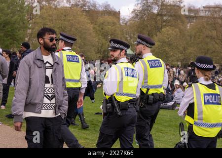 Rassemblement annuel '420' de Londres au Royaume-Uni à Hyde Park pour exiger que la drogue illégale cannabis soit dépénalisée. Une importante présence policière était dans le Park Credit : Ian Davidson/Alamy Live News Banque D'Images