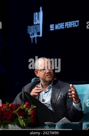 Austin, États-Unis d'Amérique. 10 avril 2024. Michael Strautmanis, vice-président de la Fondation Obama pour les gestes d'engagement civique alors qu'il s'entretient avec Jennifer Palmieri, co-animatrice/productrice de SHOWTIME the Circus et ancienne directrice des communications de la Maison Blanche et Karl Rove, stratège et ancien directeur adjoint du cabinet de la Maison Blanche, lors d'une conversation sur Trust, News, Democracy, à la bibliothèque présidentielle LBJ le 10 avril 2024 à Austin, Texas. Crédit : Jay Godwin/Bibliothèque LBJ/Alamy Live News Banque D'Images