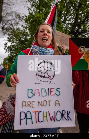 La Haye, Hollande méridionale, pays-Bas. 20 avril 2024. Un manifestant pro-palestinien tient une pancarte indiquant ''les bébés ne sont pas un patchwork''. Le 20 avril 2024, des manifestants pro-palestiniens ont défilé en solidarité avec Gaza à travers le centre de la Haye, aux pays-Bas. (Crédit image : © James Petermeier/ZUMA Press Wire) USAGE ÉDITORIAL SEULEMENT! Non destiné à UN USAGE commercial ! Crédit : ZUMA Press, Inc/Alamy Live News Banque D'Images