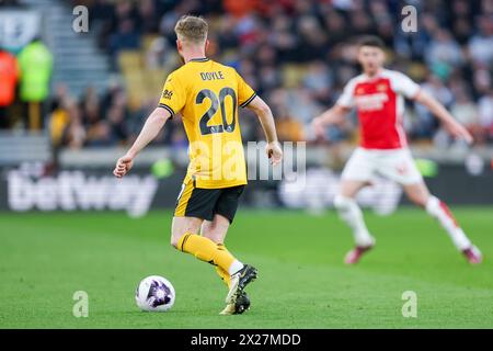 Wolverhampton, Royaume-Uni. 20 avril 2024. Tommy Doyle des Wolves sur le ballon lors du match de premier League entre Wolverhampton Wanderers et Arsenal à Molineux, Wolverhampton, Angleterre, le 20 avril 2024. Photo de Stuart Leggett. Utilisation éditoriale uniquement, licence requise pour une utilisation commerciale. Aucune utilisation dans les Paris, les jeux ou les publications d'un club/ligue/joueur. Crédit : UK Sports pics Ltd/Alamy Live News Banque D'Images