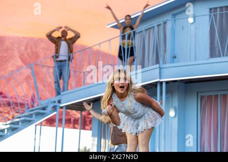 Indio, États-Unis. 19 avril 2024. Sabrina Carpenter pendant le Festival de musique Stagecoach à l'Empire Polo Club le 19 avril 2023, à Indio, Californie (photo de Daniel DeSlover/Sipa USA) crédit : Sipa USA/Alamy Live News Banque D'Images