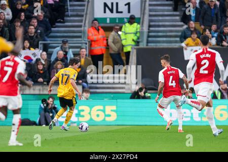 Wolverhampton, Royaume-Uni. 20 avril 2024. Hugo Bueno des Wolves en attaque lors du match de premier League entre Wolverhampton Wanderers et Arsenal à Molineux, Wolverhampton, Angleterre, le 20 avril 2024. Photo de Stuart Leggett. Utilisation éditoriale uniquement, licence requise pour une utilisation commerciale. Aucune utilisation dans les Paris, les jeux ou les publications d'un club/ligue/joueur. Crédit : UK Sports pics Ltd/Alamy Live News Banque D'Images