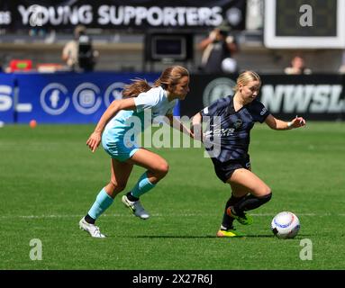 Washington DC, États-Unis. 20 avril 2024. Défenseur du NJ/NY Gotham FC (14) Nealy Martin tente de ralentir le milieu de terrain du Washington Spirit (39) Chloe Ricketts lors d'un match de football NWSL entre le Washington Spirit et le NJ/NY Gotham FC à Audi Field à Washington DC. Justin Cooper/CSM/Alamy Live News Banque D'Images
