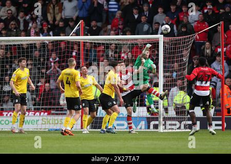 Doncaster, Royaume-Uni. 20 avril 2024. Paul Farman de Barrow frappe clairement lors du match de Sky Bet League 2 entre Doncaster Rovers et Barrow au Keepmoat Stadium, Doncaster le samedi 20 avril 2024. (Photo : Mark Fletcher | mi News) crédit : MI News & Sport /Alamy Live News Banque D'Images