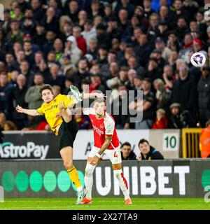 Wolverhampton, Royaume-Uni. 20 avril 2024. Hugo Bueno des Wolves combat avec Ben White d'Arsenal lors du match de premier League entre les Wolverhampton Wanderers et Arsenal à Molineux, Wolverhampton, en Angleterre, le 20 avril 2024. Photo de Stuart Leggett. Utilisation éditoriale uniquement, licence requise pour une utilisation commerciale. Aucune utilisation dans les Paris, les jeux ou les publications d'un club/ligue/joueur. Crédit : UK Sports pics Ltd/Alamy Live News Banque D'Images