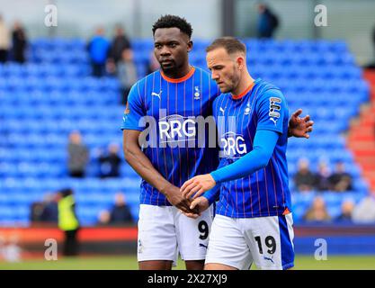 Boundary Park, Oldham le samedi 20 avril 2024. Mike Fondop du Oldham Athletic Association Football Club et Dan Gardner du Oldham Athletic Association Football Club après le match de la Ligue nationale Vanarama entre Oldham Athletic et Wealdstone à Boundary Park, Oldham le samedi 20 avril 2024. (Photo : Eddie Garvey | mi News) crédit : MI News & Sport /Alamy Live News Banque D'Images
