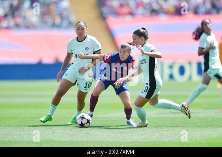 Barcelone, ESP. 20 avril 2024. FC BARCELONA VS CHELSEA FC. Aapril 20, 2024 Patri Guijarro (12) du FC Barcelone dribbles Johanna Rytting Kaneryd (19) du Chelsea FC (à gauche) et Jorja Fox (29) du Chelsea FC lors du match entre le FC Barcelone et le Chelsea FC correspondant à la demi-finale de la Ligue des Champions féminine de l'UEFA au stade Olimpic Lluis Companys à Barcelone, Espagne, le 20 avril 2024. Crédit : Rosdemora/Alamy Live News Banque D'Images