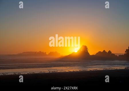 Coucher de soleil sur la plage de Cox Bay, Tofino, Île de Vancouver, Canada. Banque D'Images