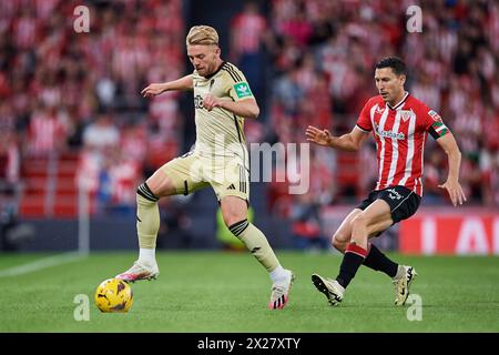 Kamil Jozwiak de Granada CF avec le ballon lors du match LaLiga EA Sports entre Athletic Club et Granada CF au stade San Mames le 19 avril 202 Banque D'Images