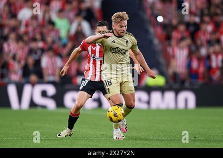 Kamil Jozwiak de Granada CF avec le ballon lors du match LaLiga EA Sports entre Athletic Club et Granada CF au stade San Mames le 19 avril 202 Banque D'Images