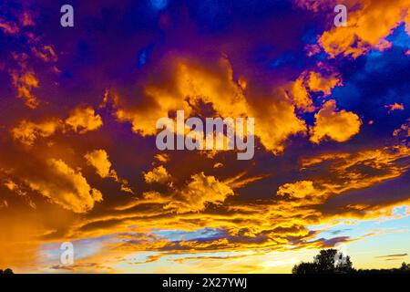 À la fin de la journée, le ciel et le soleil, et les nuages nous montrent comment la vie peut être belle après la tempête. Banque D'Images