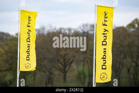 Les bannières du sponsor Duty Free de Dubaï à l'hippodrome de Newbury lors des essais de printemps samedi 20 avril 2024. Banque D'Images