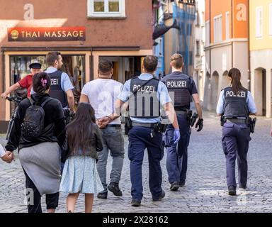 Polizisten führen eine Mann, Handschellen ab. // 14.04.2024 : Lindau, Bayern, Deutschland, Europa *** des policiers mènent un homme menotté du 14 04 2024 Lindau, Bavière, Allemagne, Europe Banque D'Images