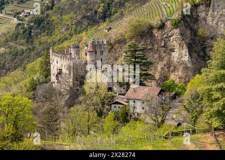 Vue au château de Brunnenburg près de Dorf Tirol tyrol du Sud, Italie vu du sentier de randonnée au château Tyrol Banque D'Images