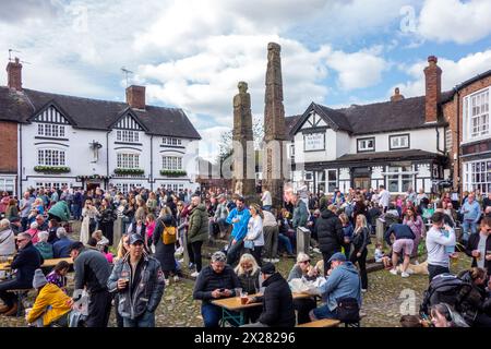 Fêtards et festivaliers appréciant le soleil de printemps sur la place du marché pavée de la ville de Sandbach dans le Cheshire au festival de musique Banque D'Images