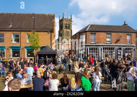 Fêtards et festivaliers appréciant le soleil de printemps sur la place du marché pavée de la ville de Sandbach dans le Cheshire au festival de musique Banque D'Images