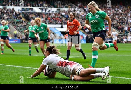 Twickenham, Royaume-Uni. 20 avril 2024. PGuiness Womens six Nations. Angleterre V Irlande. Stade de Twickenham. Twickenham. Maddie Feaunati (Angleterre) plonge pour marquer la finale (14e) de l'essai anglais lors du match de rugby Angleterre V Irlande Guinness Womens six Nations. Crédit : Sport in Pictures/Alamy Live News Banque D'Images