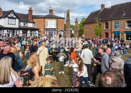 Fêtards et festivaliers appréciant le soleil de printemps sur la place du marché pavée de la ville de Sandbach dans le Cheshire au festival de musique Banque D'Images