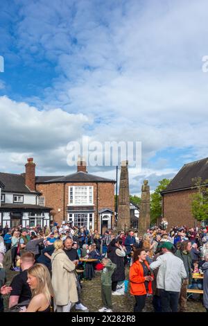 Fêtards et festivaliers appréciant le soleil de printemps sur la place du marché pavée de la ville de Sandbach dans le Cheshire au festival de musique Banque D'Images