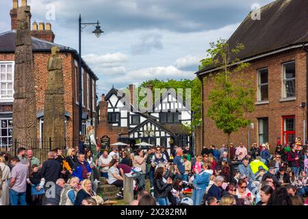 Fêtards et festivaliers appréciant le soleil de printemps sur la place du marché pavée de la ville de Sandbach dans le Cheshire au festival de musique Banque D'Images