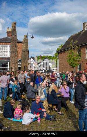 Fêtards et festivaliers appréciant le soleil de printemps sur la place du marché pavée de la ville de Sandbach dans le Cheshire au festival de musique Banque D'Images