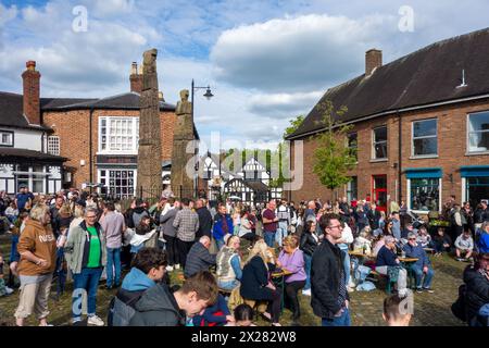 Fêtards et festivaliers appréciant le soleil de printemps sur la place du marché pavée de la ville de Sandbach dans le Cheshire au festival de musique Banque D'Images