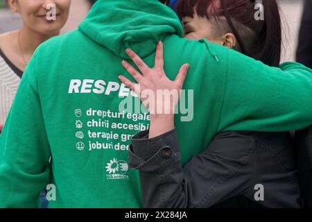 Bucarest, Roumanie. 20 avril 2024 : les accompagnateurs se saluent après un flash mob d'une minute à 16h20, sur la place de l'Université à Bucarest, contre les lois votées par le Parlement roumain et promulguées par le Président, par lequel les toxicomanes seront envoyés en prison, sans possibilité de commutation de peine, et sera surveillé pendant 10 ans après la libération. Crédit : Lucian Alecu/Alamy Live News Banque D'Images