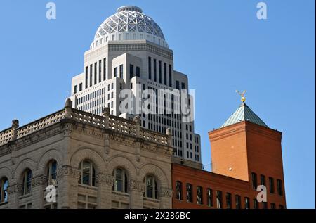 Bâtiments historiques et modernes sur les gratte-ciel de Louisville, y compris le gratte-ciel West Market 400, le plus haut bâtiment du Kentucky. Banque D'Images